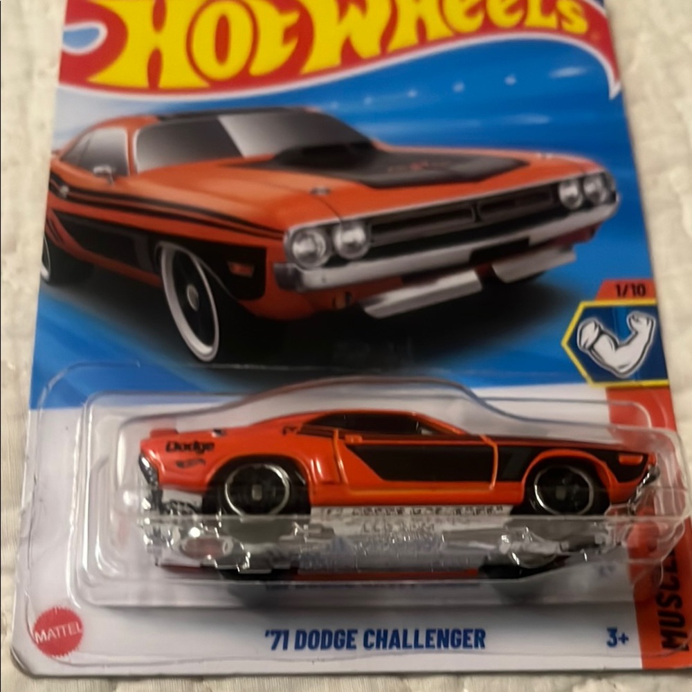 Hot Wheels '71 Dodge Challenger Die-Cast Car